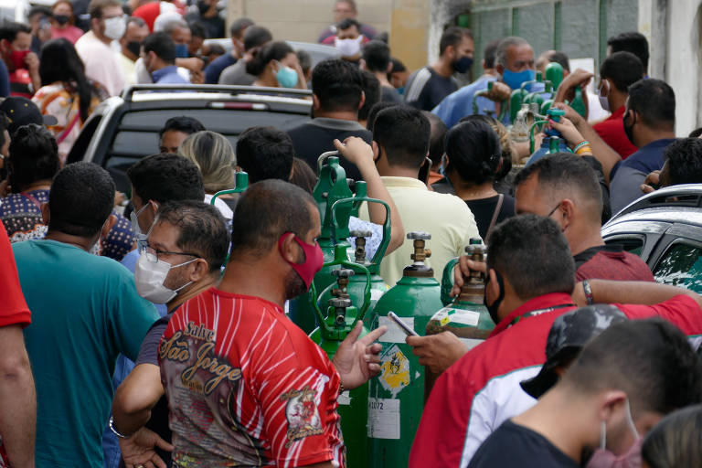 Em janeiro de 2021, no auge do colapso do sistema de saúde do Amazonas, parentes de pacientes internados nos hospitais fazem fila para recarregar cilindros de oxigênio na frente da empresa Nitron da Amazônia, no Distrito Industrial II de Manaus