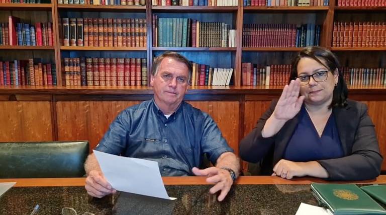 Grupos antivacina se recusaram a tomar o imunizante contra a Covid; inclusive, o então presidente Jair Bolsonaro incentivou fake news dizendo que a vacina provocava Aids