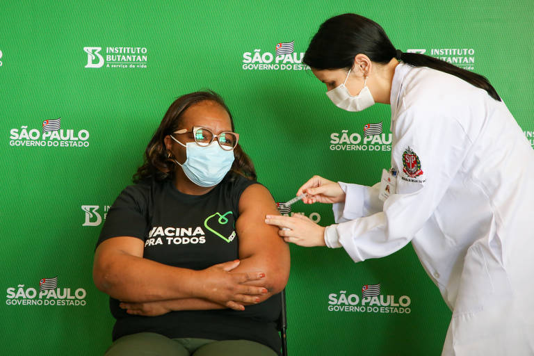 Monica Calazans, enfermeira da UTI do Instituto Emílio Ribas, de São Paulo, foi a primeira pessoa vacinada contra a Covid no país. No dia 17 de janeiro de 2021, minutos após a Anvisa liberar o uso emergencial da vacina Coronavac