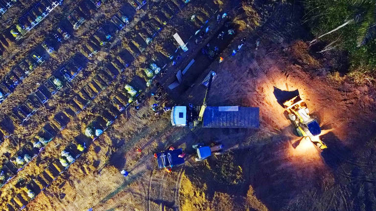 Com aumento no número de mortes e o risco de colapso no sistema funerário, Manaus (AM) teve enterros noturnos em abril de 2020. Média chegou a cem sepultamentos por dia, e os corpos passaram a ser empilhados na mesma vala no cemitério