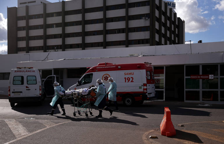 Movimentação de ambulâncias e pacientes transportados no Hospital Regional da Asa Norte, em Brasília. A primeira morte por Covid no Brasil ocorreu em 12 de março de 2020 no Hospital Municipal Dr. Carmino Caricchio, na zona leste de São Paulo: uma mulher de 57 anos. Mas só foi confirmada em 27 de junho