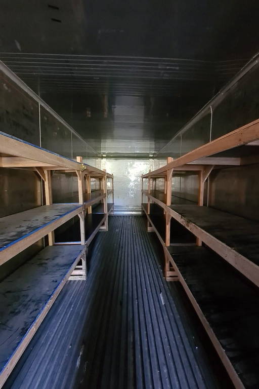 No auge da pandemia, estantes foram instaladas em câmara frigorífica no crematório da Vila Alpina, em São Paulo, para guardar os corpos; no dia 7 de janeiro de 2021, dez meses após a primeira morte, o país chegava à marca de 200 mil óbitos pela Covid: 1.120 mortes naquele dia