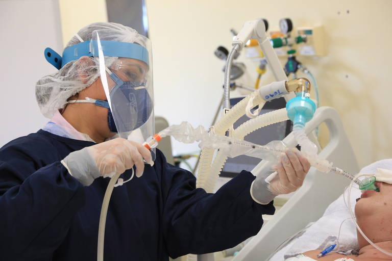 Médica trabalha na UTI de Covid do Complexo Hospitalar do Trabalhador, em Curitiba (PR); dados de boletim do Ministério da Saúde mostram ainda que, das mortes registradas por Covid em 2022, 66,5% eram de pessoas que tinham comorbidades, a maioria também idosos