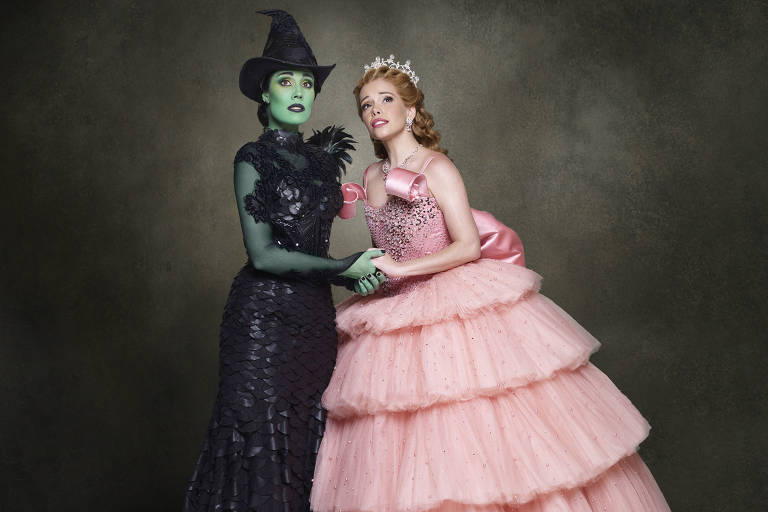 As atrizes Myra Ruiz, no papel de Elphaba, e Fabi Bang, como Glinda, da peça 'Wicked' 