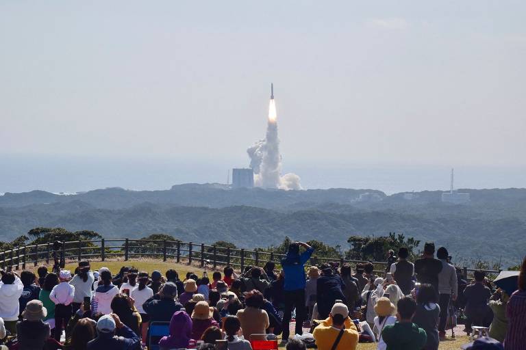 Centenas de visitantes acompanharam o lançamento do foguete H3, no Centro Espacial Tanegashima, em Kagoshima (JAP)