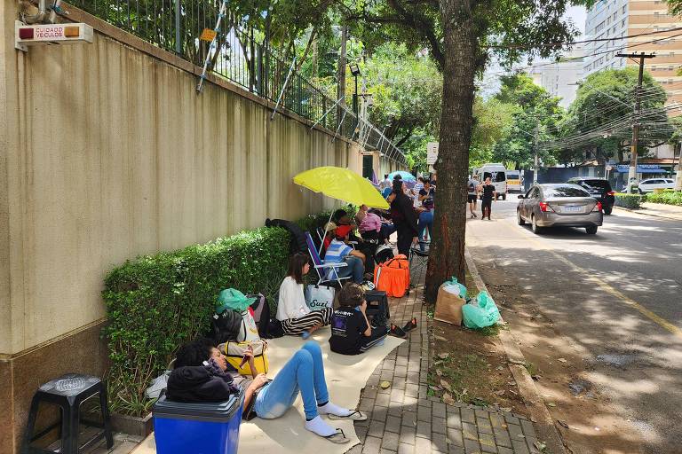 Com fila de espera ultrapassando um dia, pessoas se aglomeram em frente ao Consulado da China