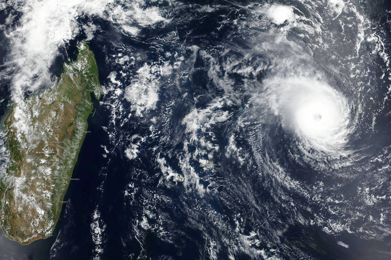 Imagem de satélite mostra o ciclone tropical Freddy, um vórtice de nuvens brancas sobre o oceano azul escuro, se aproximando da ilha de Madagascar