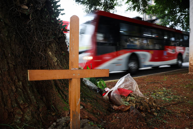 Cruz em árvore na avenida Paes de Barros, na Mooca, perto de onde Carla Gimenez Fortuna, 55, foi atropelada por um carro enquanto corria no espaço para ônibus