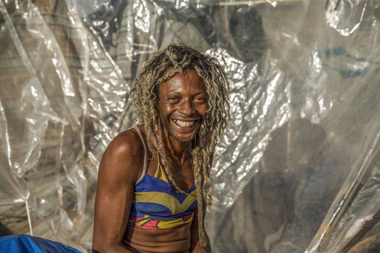 Retrato de Rawany dos Santos, uma mulher negra, trans, de dreads loiros
