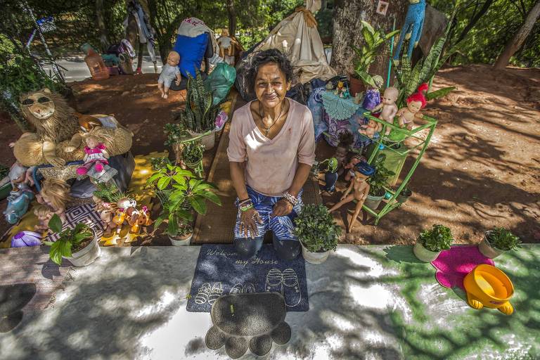 Diana Maria de Assunção, 52, decora sua 'casa' na rua com bonecas e plantas 