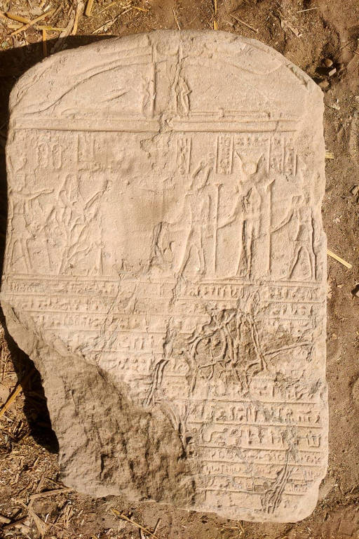 A estela romana gravada em demótico e hieróglifos encontrada junto à esfinge perto do templo de Dendera, a 500 quilômetros ao sul do Cairo (EGT); ela será decifrada para se chegar à identidade do imperador romano