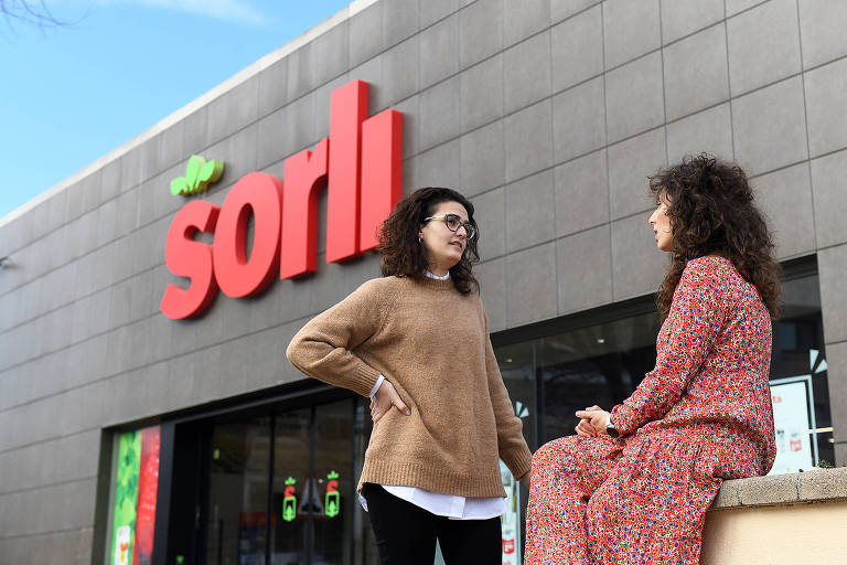 Alba Martínez (esquerda) e Esther Guillamet (direita) em frente ao supermercado Sorli