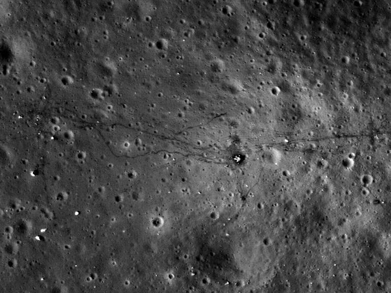 Rastros de um rover da Nasa são vistos pela LRO (Orbitador de Reconhecimento Lunar, em inglês)