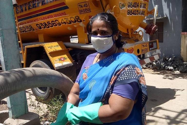 K. Aravalli, operadora de remoção de lodo (DSO)  trabalhando em Tiruchi, Tamil Nadu