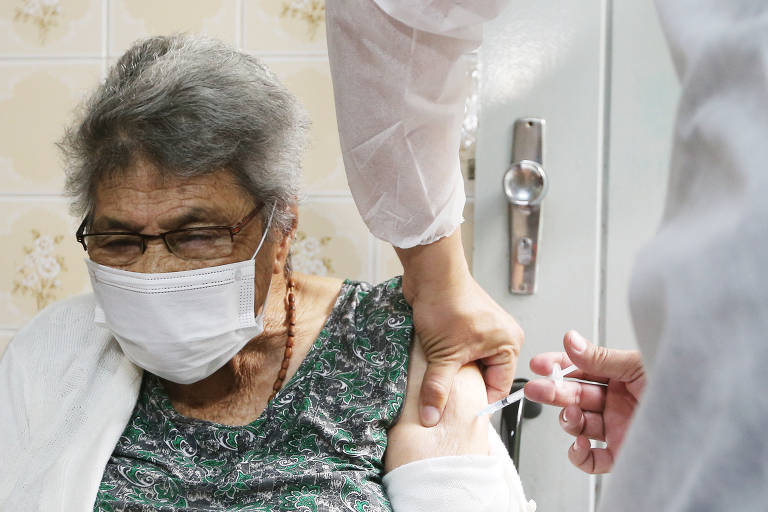 Com a aceleração da vacinação, o Brasil levou 1 ano e 4 meses para chegar a 700 mil mortes. Agora, o maior volume de óbitos é registrado em pessoas acima de 80 anos (43%, contra 27,3% em 2020, por exemplo)