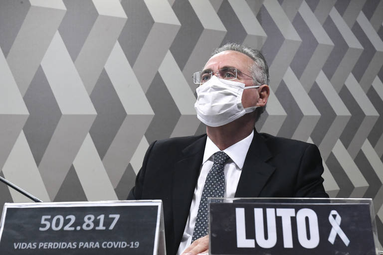 Relator da CPI da pandemia, o senador Renan Calheiros (MDB-AL) em Brasília com placa de luto pelos mais de 2.247 mortos no dia 19 de junho, o que fez o Brasil superar a marca de meio milhão de mortos pela Covid, tornando-se o segundo país a atingir esse triste número, atrás dos EUA