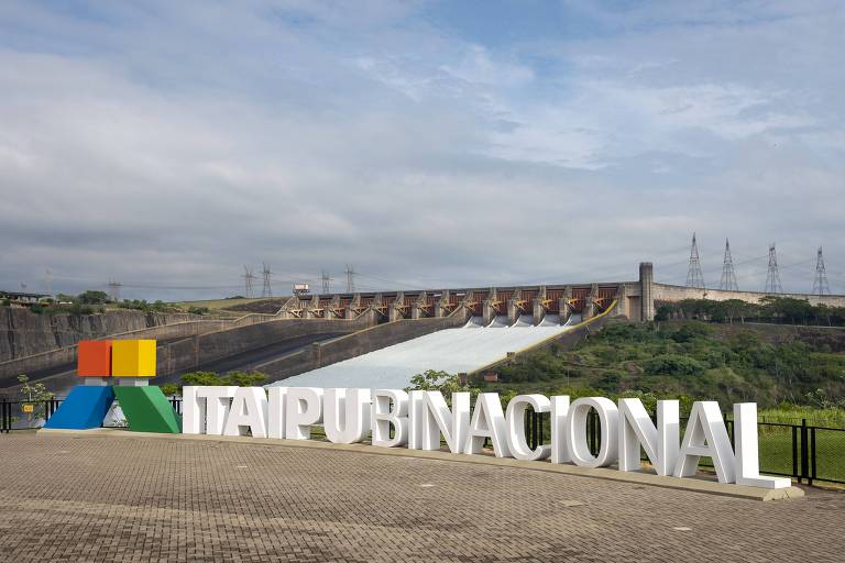 Vista das comportas de um vertedouro de Itaipu Binacional; custos são bancados por brasileiros do Sul, Sudeste e Centro-Oeste 