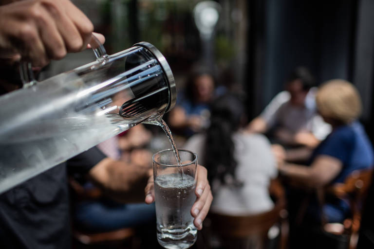 Justiça de SP suspende lei que obriga água gratuita em restaurantes do estado