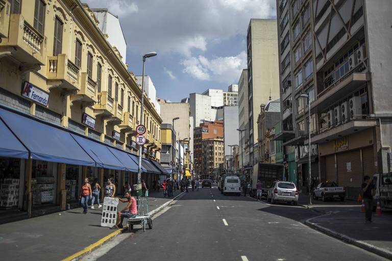 Com a determinação do distanciamento social, as ruas de grande circulação popular, como a 25 de Março, em São Paulo, ficaram vazias. No dia 8 de agosto de 2020, cinco meses após o primeiro caso, o país já somava 100 mil mortes pela doença