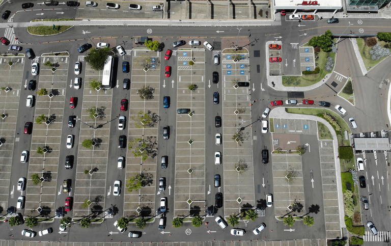 Vista aérea de um posto de vacinação drive-thru contra Covid em Porto Alegre, em 17 de março de 2021. Uma semana depois, o total de óbitos chegou a 300 mil. Foram 2.244 novas mortes em 24 horas, mas com números defasados devido ao atraso na divulgação dos casos pelo Ministério da Saúde