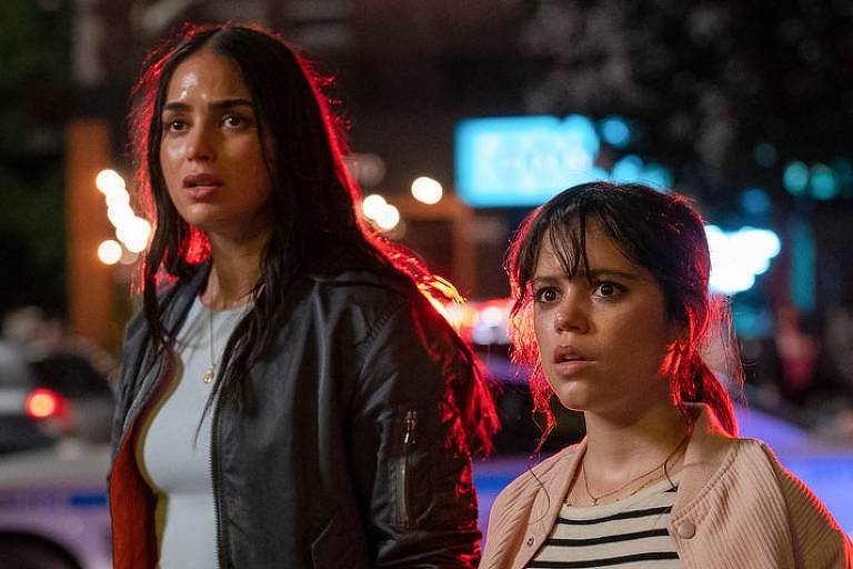 Melissa Barrera e Jenna Ortega em cena do filme 'Pânico 6', de Matt Bettinelli-Olpin e Tyler Gillett