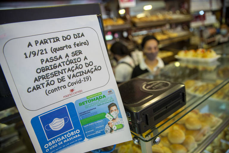 Na reabertura do comércio, no dia 1º de setembro de 2021, o comprovante de vacinação, ou passaporte sanitário, passou a ser obrigatório; uma forma para ajudar a frear as contaminações