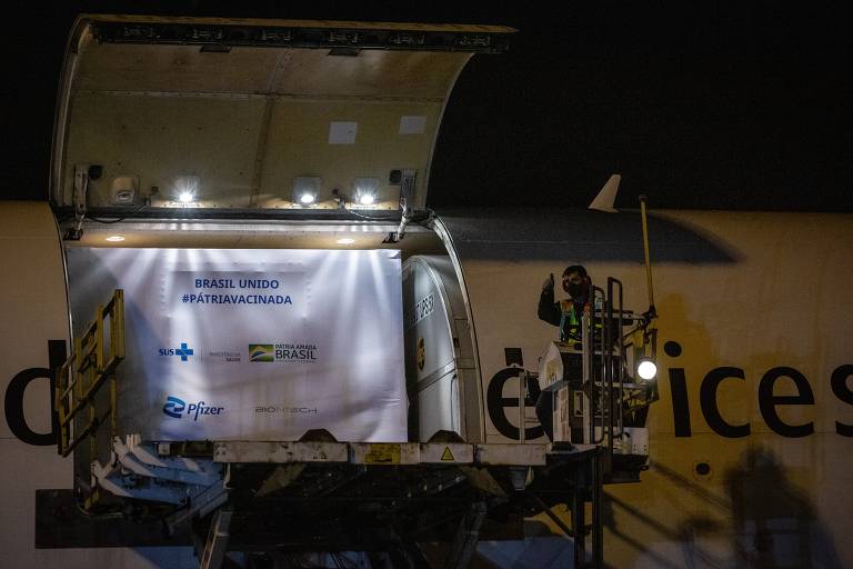 O primeiro lote da vacina da Pfizer chegou ao Brasil no dia 29 de abril de 2021, pelo Aeroporto Internacional Viracopos, em Campinas (SP), impulsionando a campanha de vacinação contra a doença