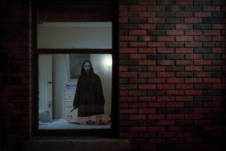 O personagem Ghostface em cena do filme 'Pânico 6', de Matt Bettinelli-Olpin e Tyler Gillett