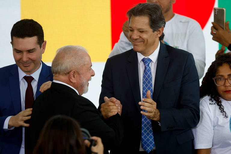 O presidente Lula (esq.), com o ministro Fernando Haddad