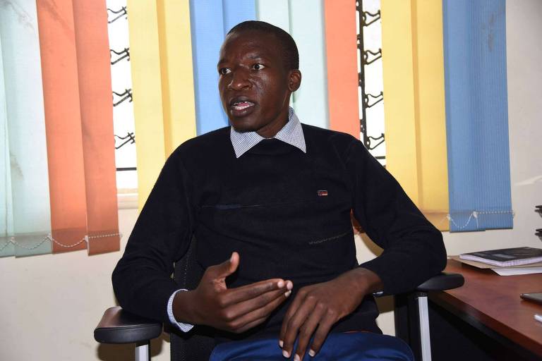 Peter Kemei, fundador da Men End FGM, no Quênia, durante entrevista em seu escritório, em Nairóbi