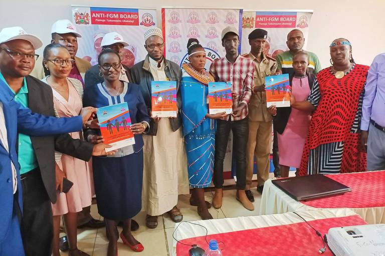 Membros do conselho anti-MGF e autoridades locais durante lançamento do 'Pasha App' na cidade de Maralal