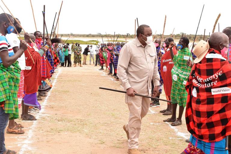 O hoje ex-presidente Uhuru Kenyatta com os anciãos de Samburu durante evento de declaração anti-MGF realizado na área de Kisima