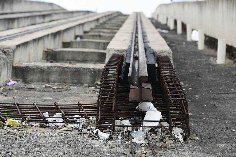 Obras inacabadas do VLT, na região próxima ao viaduto da UFMT, em Cuiabá; prometido para Copa de 2014, modal de transporte custou R$ 1 bilhão e começou a ser destruído 