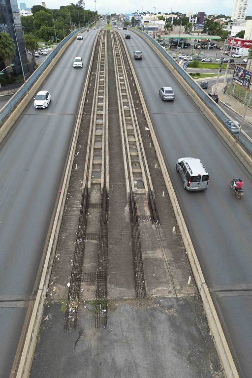 Trilhos do que deveria ter sido o VLT de Cuiabá; desmonte envolve briga entre estado e prefeitura