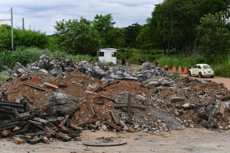 Entulho do material retirado das obras do VLT, jogados em área do CMCO (Centro de Manutenção e Controle do VLT), em Várzea Grande
