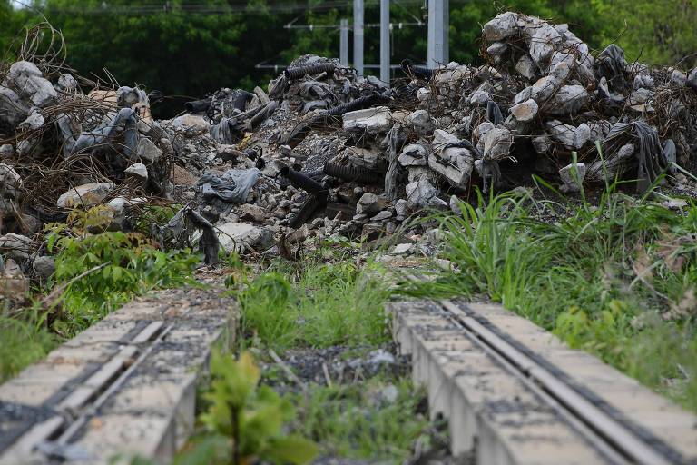 Entulho do material retirado da obra; seis quilômetros de trilhos já foram arrancados