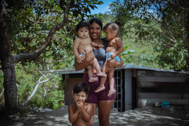 Pacaraima, RR, BRASIL, 09-02-2023:  Mortalidade materna no norte: A venezuelana XXX YYYY, moradora de Pacaraima, no interior de Roraima, teve que ser transferida para Boa Vista durante o parto de seu terceiro filho. Ela não conseguiu chegar até a maternidade na capital do estado e deu à luz no meio da A BR-174, que tem problemas de manutenção e o trajeto de cerca de 1h hoje dura ao menos 3h.