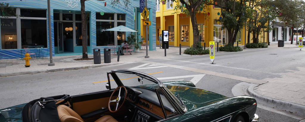 Uma Ferrari estacionada em meio a lojas do bairro Design District, em Miami