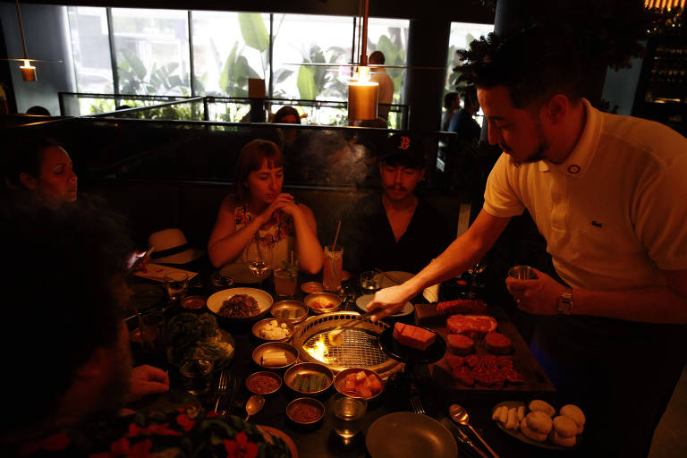 Clientes são servidos no restaurante coreano Cote, em Miami