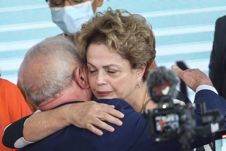 Dilma é ovacionada, e Lula culpa impeachment e Bolsonaro por retrocesso a mulheres