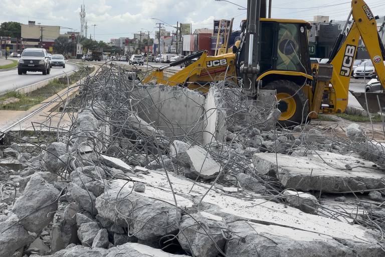 Subestação sendo retirada na avenida da FEB, na região do aeroporto, em Várzea Grande