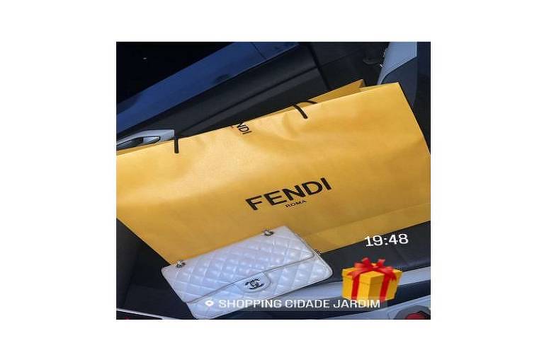 Compras e bolsa da Chanel exibida pela ré nas redes sociais