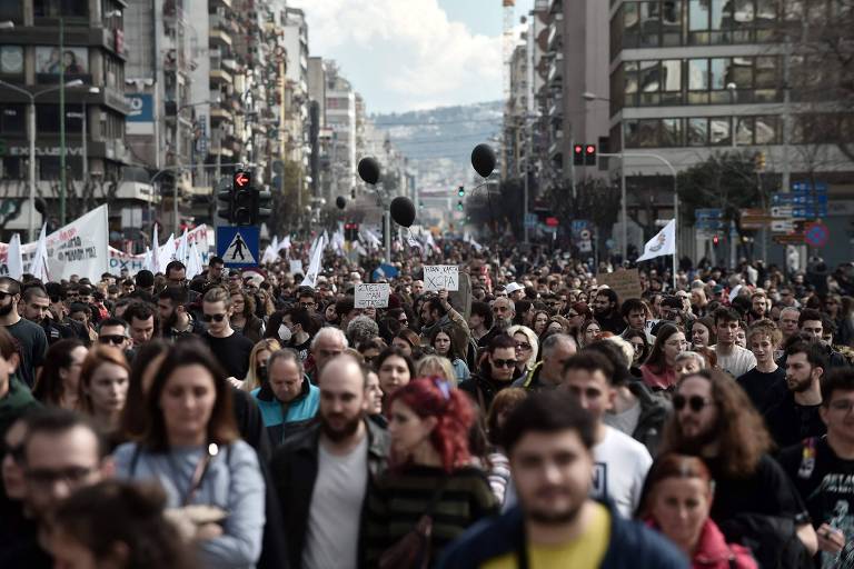 Protestos na Grécia ganham força e levam 65 mil às ruas após colisão de trens