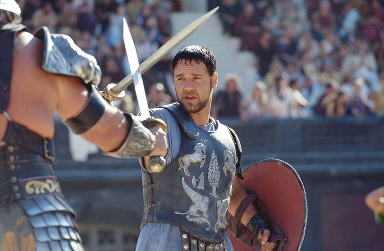 Russell Crowe e Sven-Ole Thorsen em cena de "Gladiador"