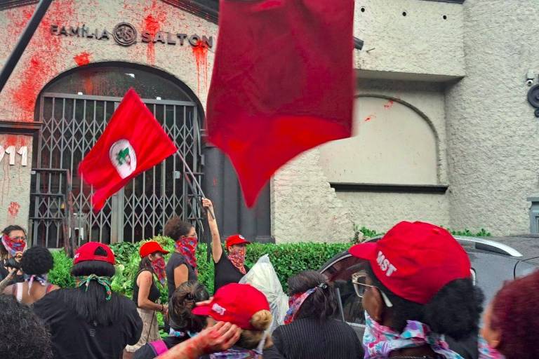 Mulheres do MST fazem protesto em enoteca da Salton em São Paulo