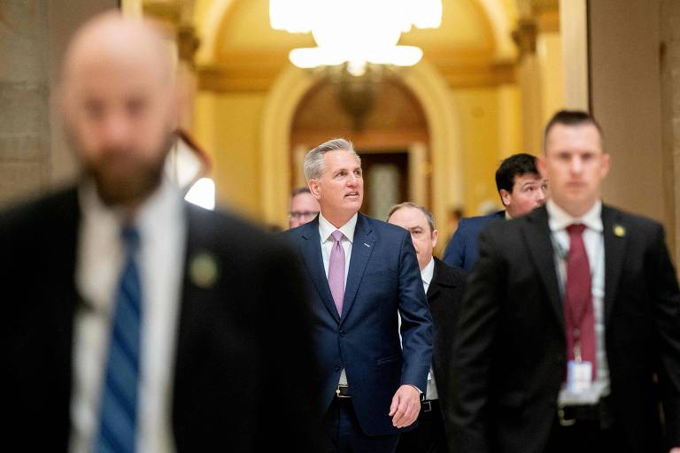 O presidente da Câmara dos Representantes dos EUA, o republicano Kevin McCarthy, caminha em direção a seu gabinete no Capitólio, em Washington 