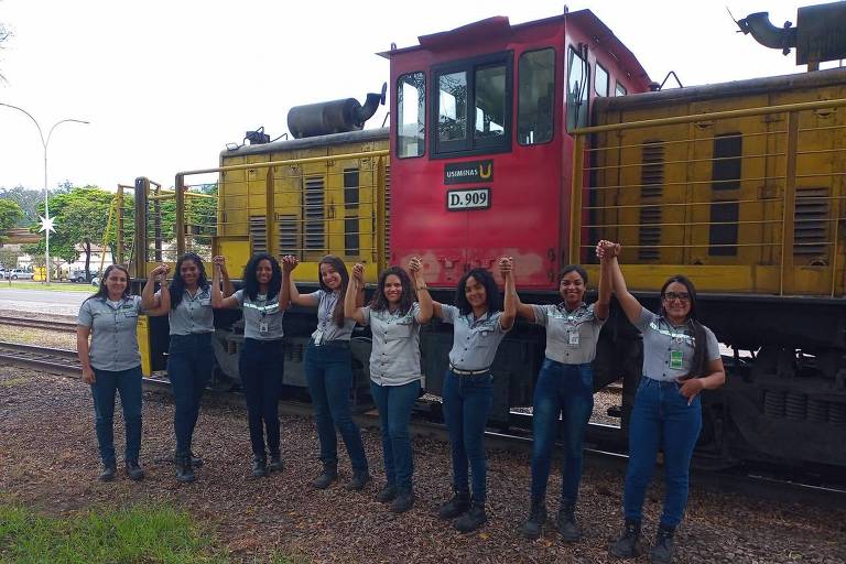 Grupo de mulheres que se tornaram as primeiras maquinistas da Usiminas e trabalham na usina em Ipatinga (MG)
