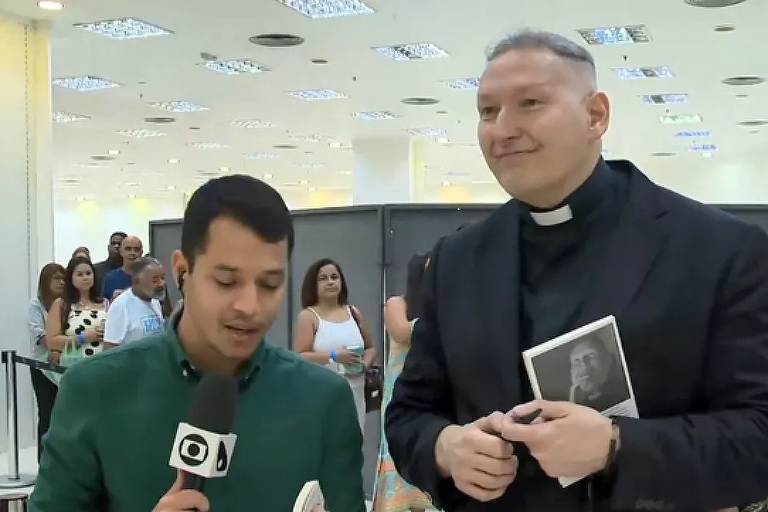 Padre Marcelo se emociona com história de repórter ao vivo