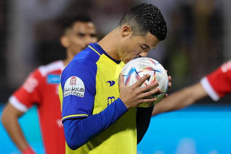 Cristiano Ronaldo beija a bola no jogo do em Al Nassr contra o Al Wehda, em Meca