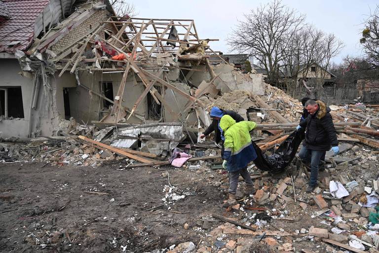 Corpo de ucraniano é retirado de escombros de ataque russo em Velika Vichanitsia, perto de Lviv